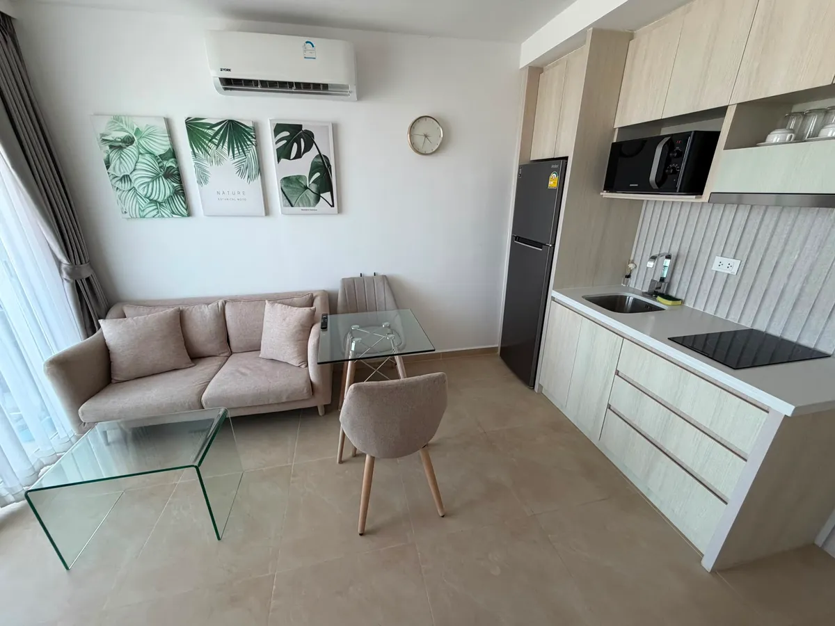 Modern One Bedroom Unit in Popular Condominium photo 5