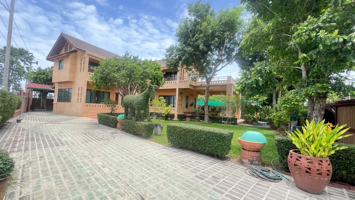 Corner house 5 bedrooms 6 bathrooms in Mapprachan