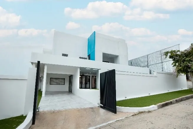 Luxury Pool Villa near the beach 5 bedrooms 5 bathrooms in Jomtien for RENT