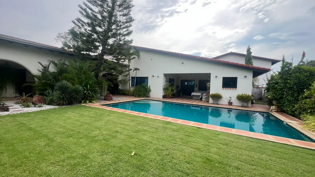 Pool villa 4 bedrooms 4 Bathrooms in Mapprachan