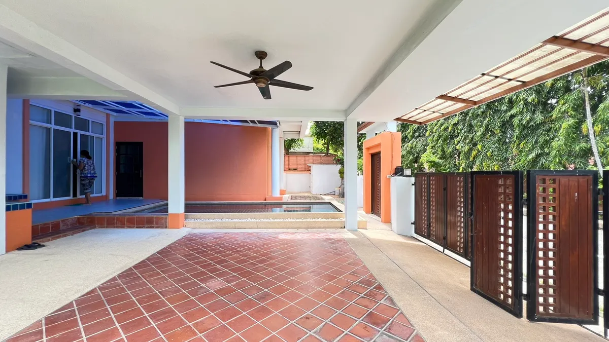 Corner house 2 Story 4 Bedrooms 4 Bathrooms in East pattata photo 4