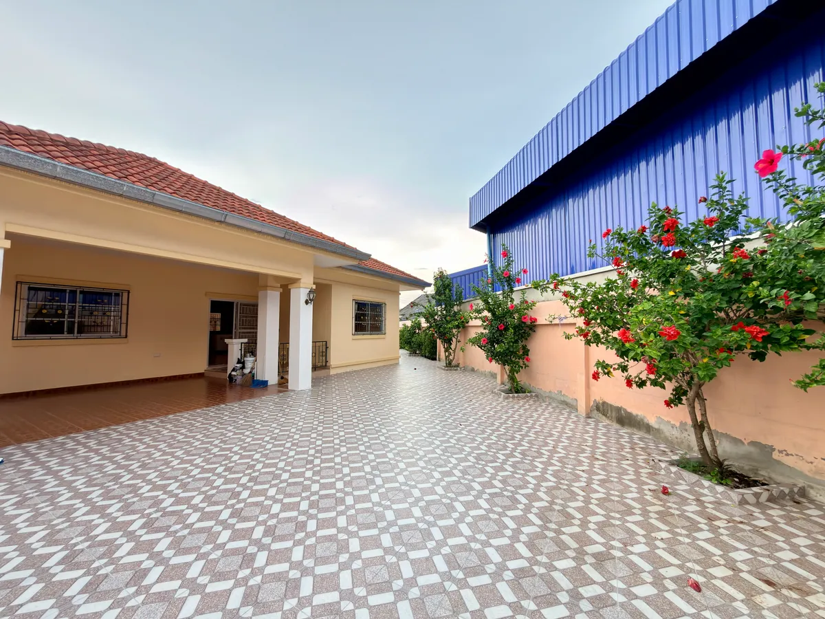 Three Bedroom House with Pool For Rent in Soi Nernplubwan East Pattaya photo 6