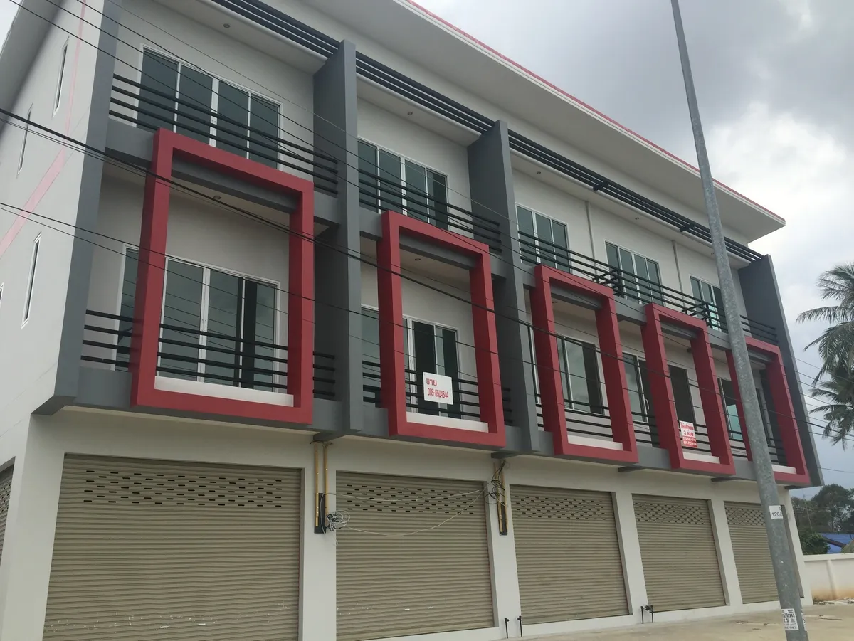 The building is designed as a three-storey commercial building, suitable for shops or restaurants. The building is right on the railway photo 5