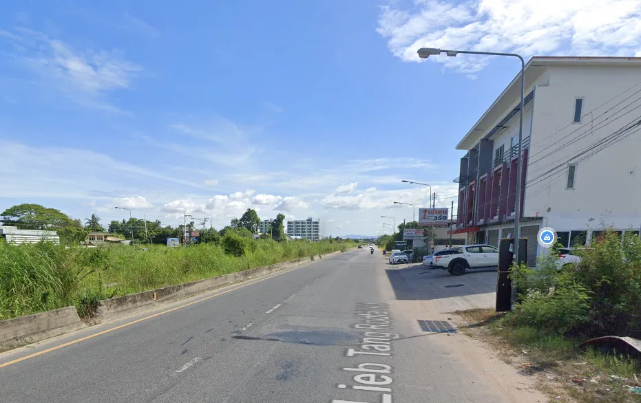 The building is designed as a three-storey commercial building, suitable for shops or restaurants. The building is right on the railway photo 3