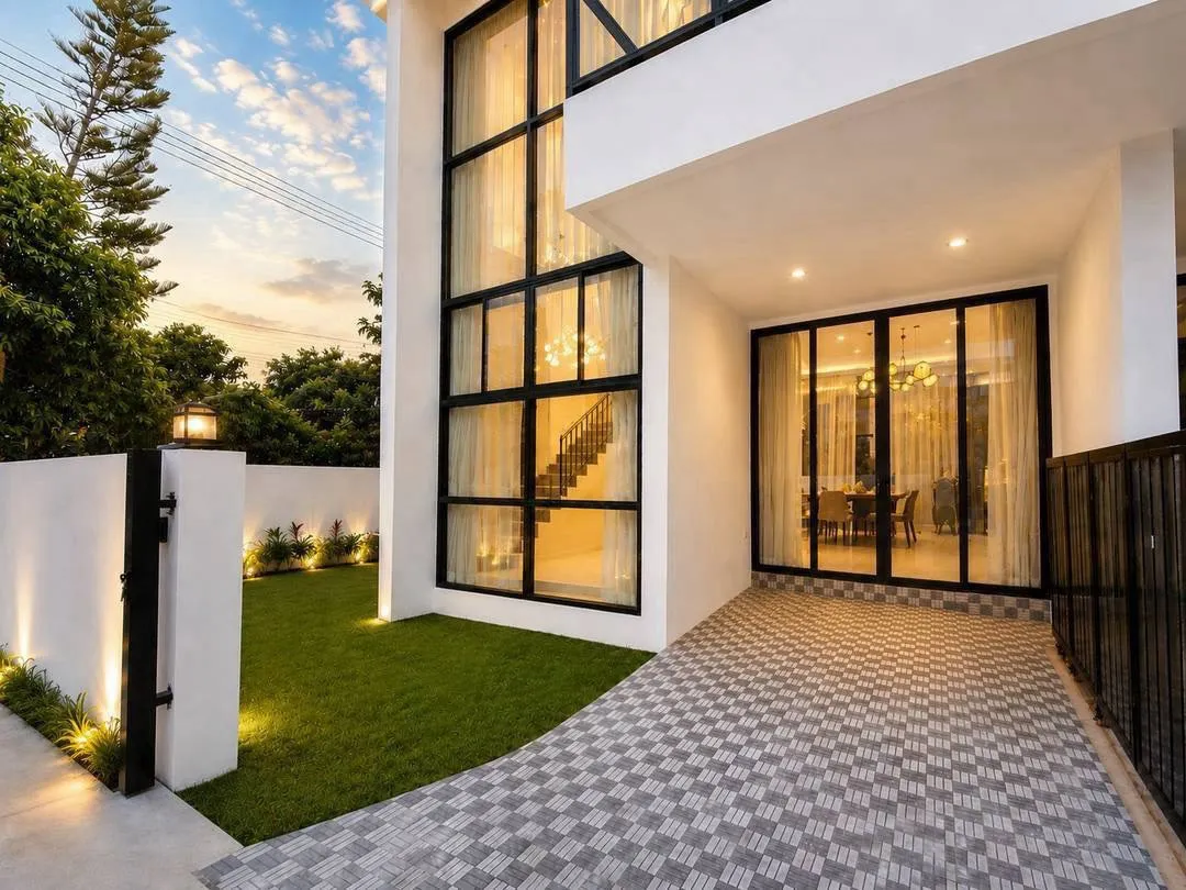 Modern-style townhouse, ready to move in.