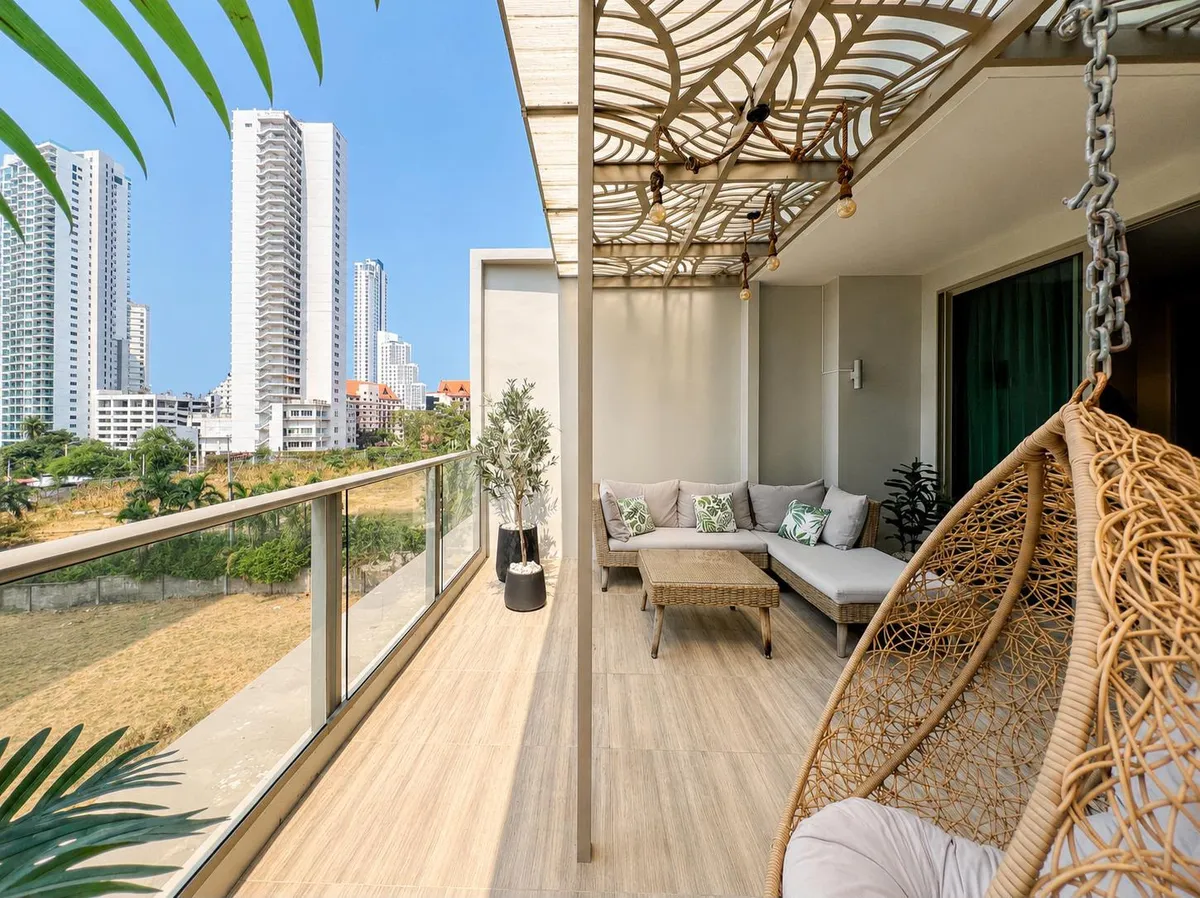 Luxury one bed beachfront condo in Wongamat photo 9