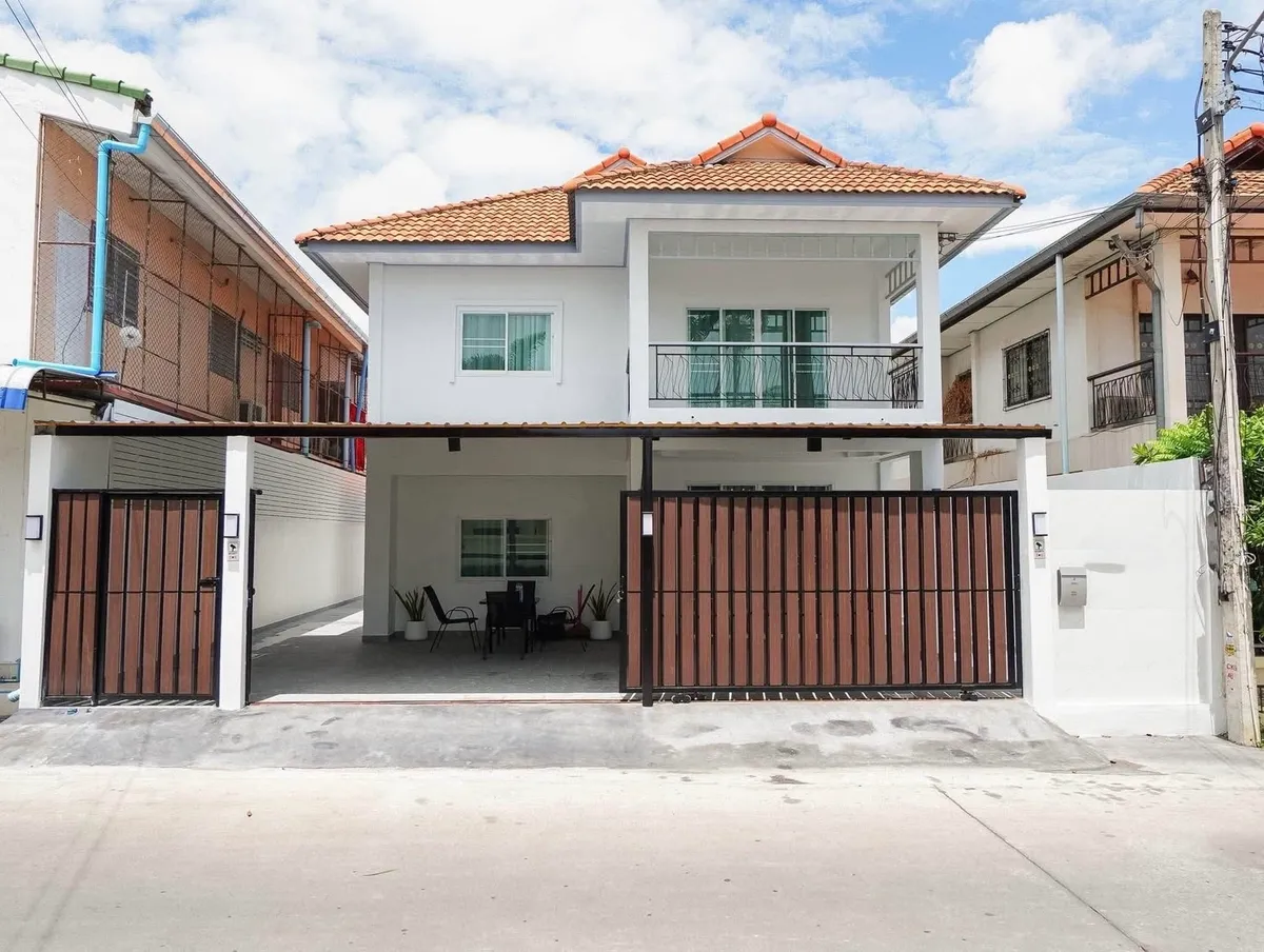 4 Bedroom 3 Bathroom Far Sale in East Pattaya