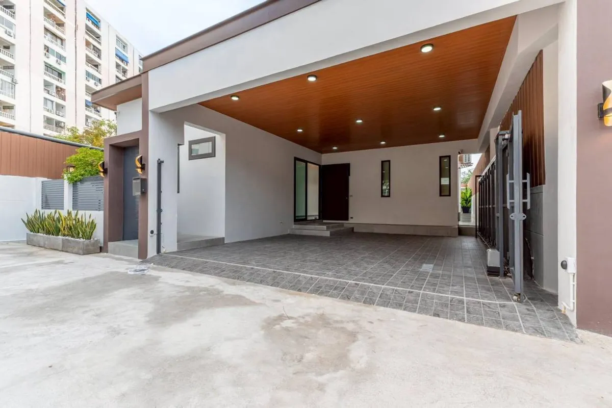 Pool Villa Soi Chaloem Prakiat photo 29