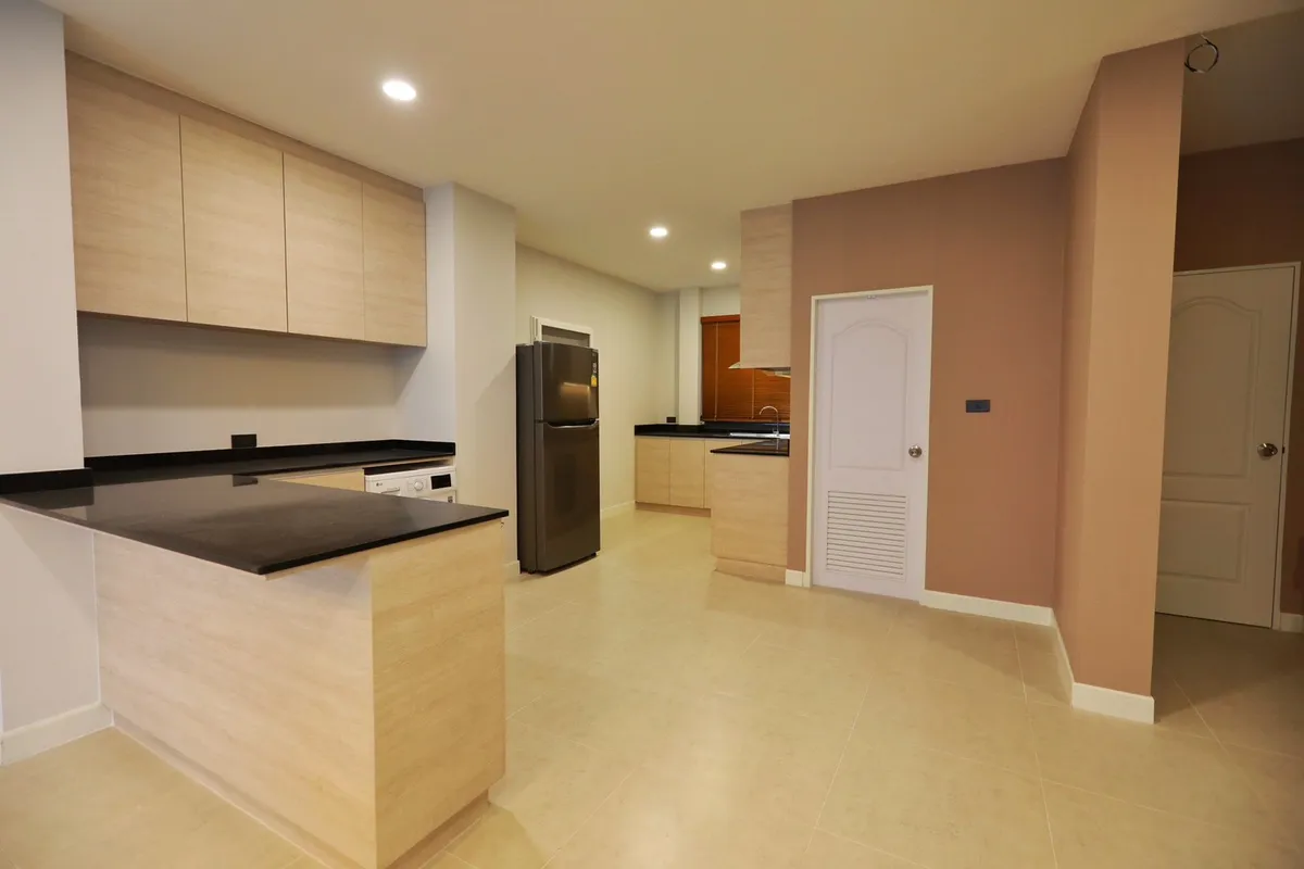 3 Bed 4 Bath For Rent near Regents School photo 8