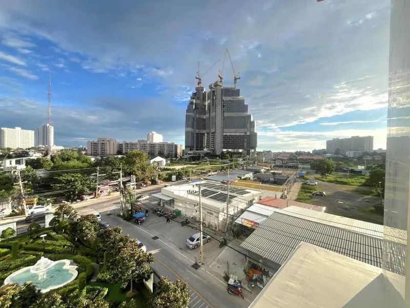 Corner unit 1 Bed For Sale in the heart of Jomtien