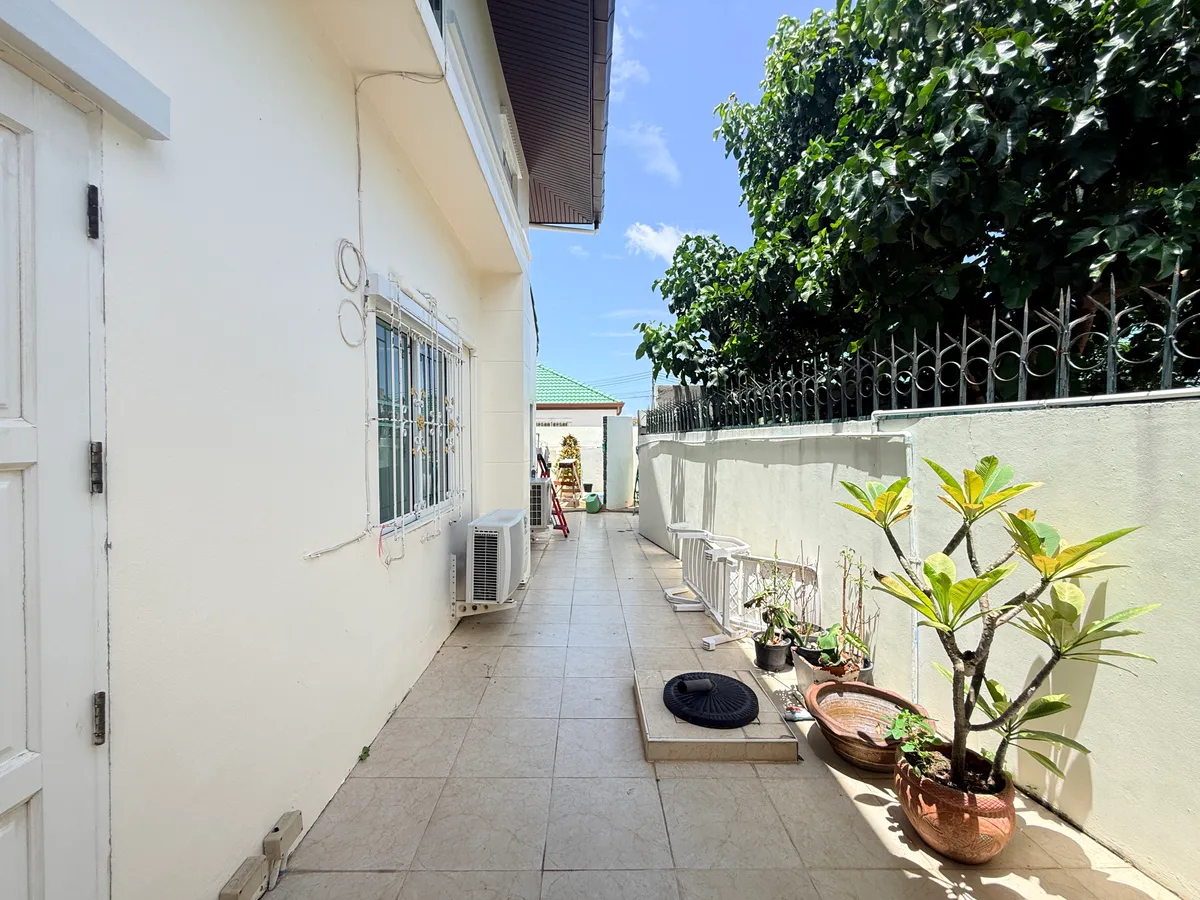 Pet-Friendly House with a Private Pool photo 5