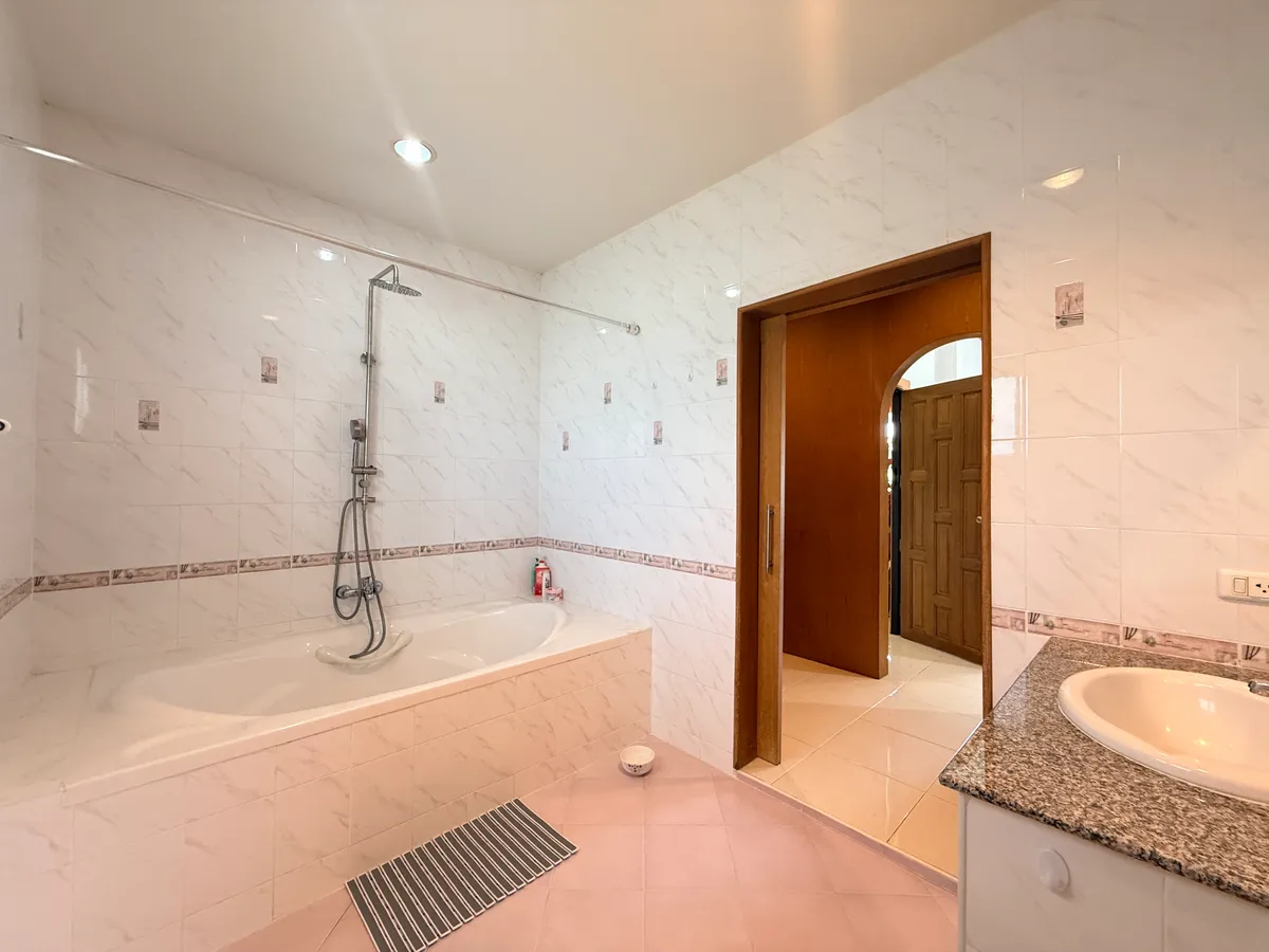 Pet-Friendly House with a Private Pool photo 26