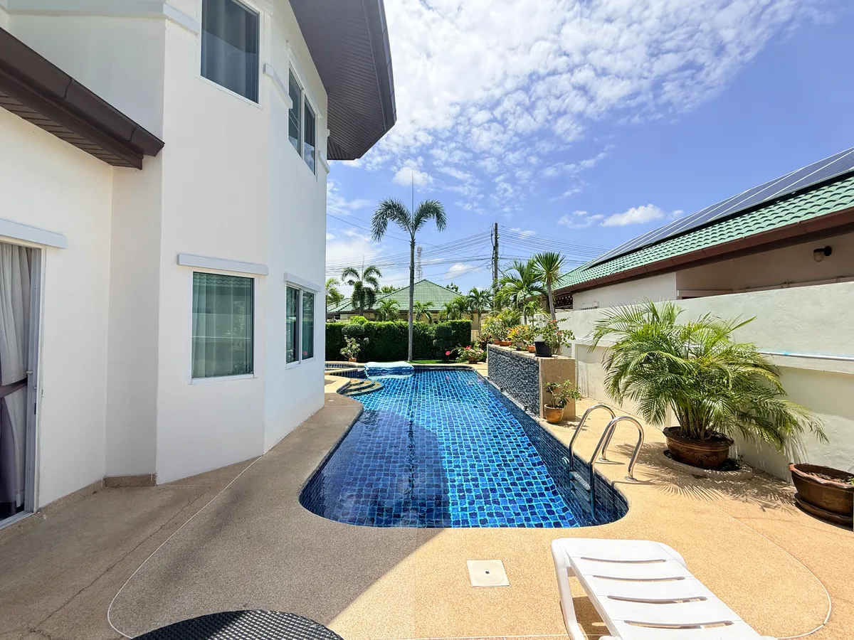 Pet-Friendly House with a Private Pool photo 3