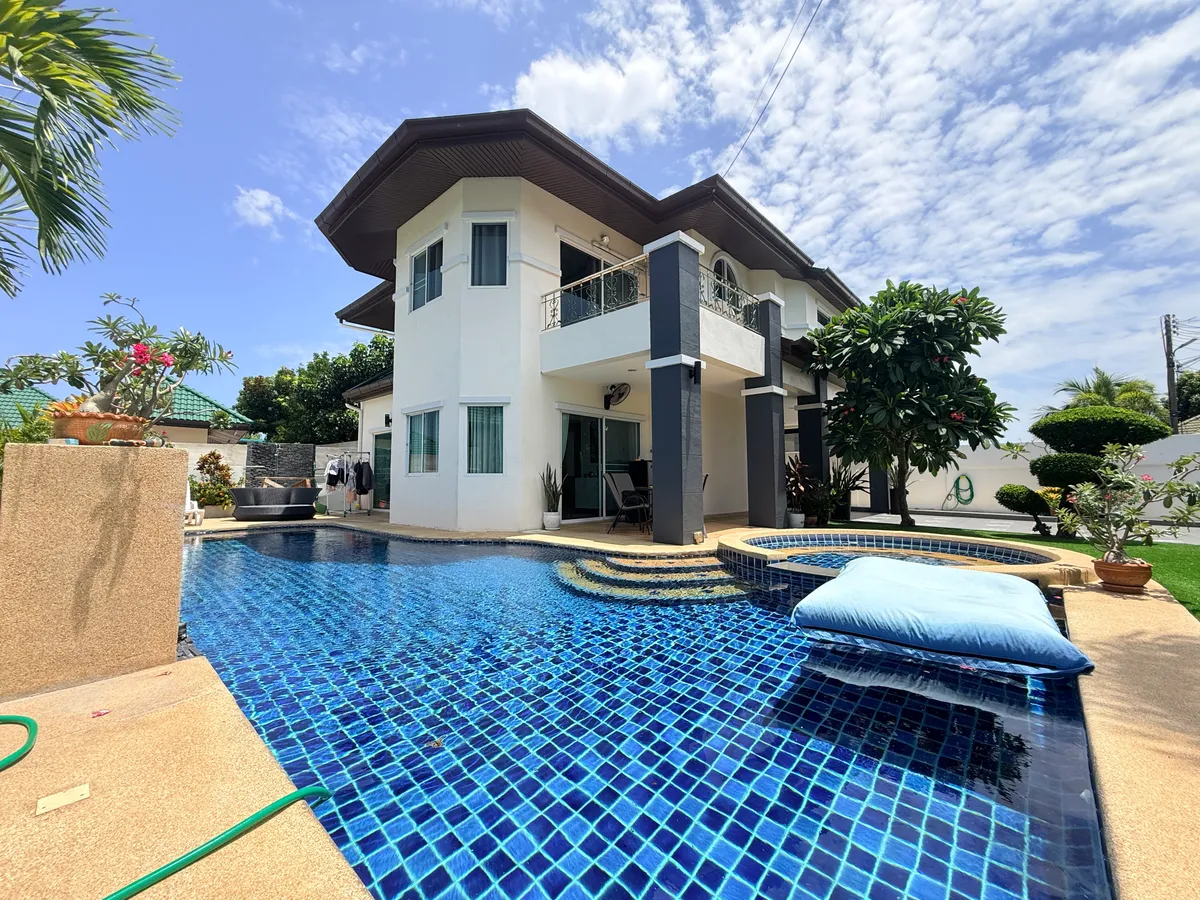 Pet-Friendly House with a Private Pool photo 2