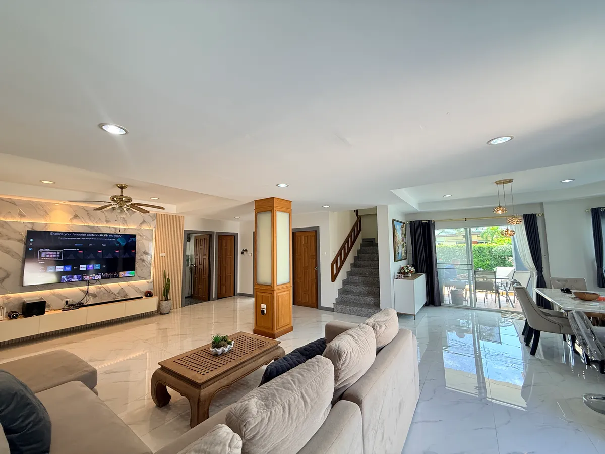 Pet-Friendly House with a Private Pool photo 6