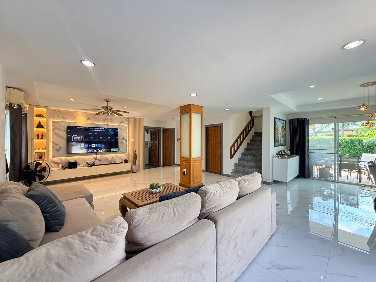 Pet-Friendly House with a Private Pool photo 8
