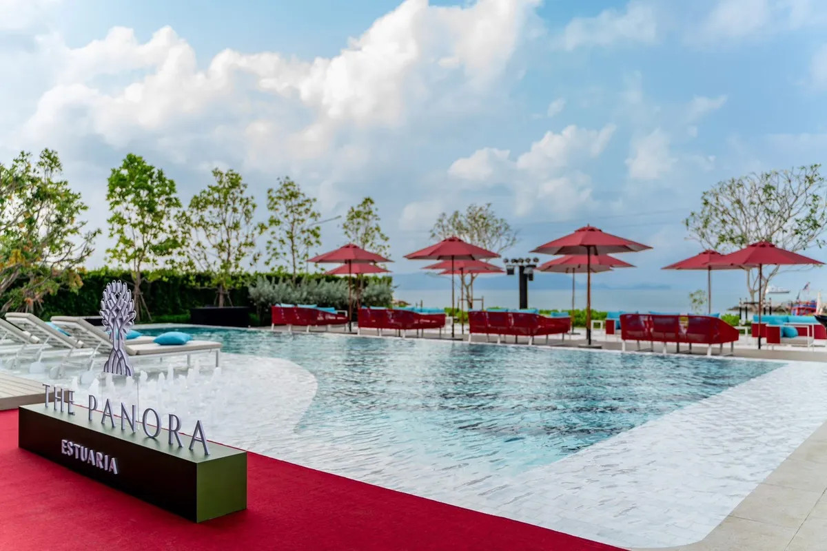 Brand new condo, stunningly beautiful “Experience a life of luxury in a beachfront condo in Na Jomtien”