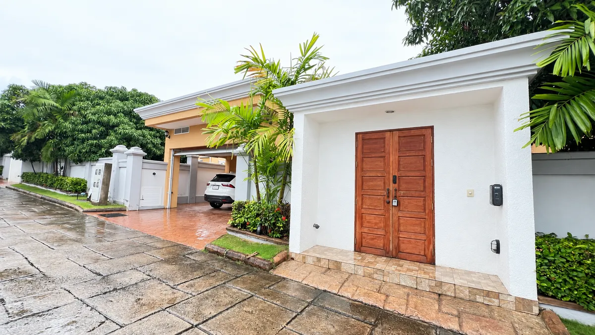 Pool villa for rent 4 Bedrooms 4 Bathrooms in East pattaya