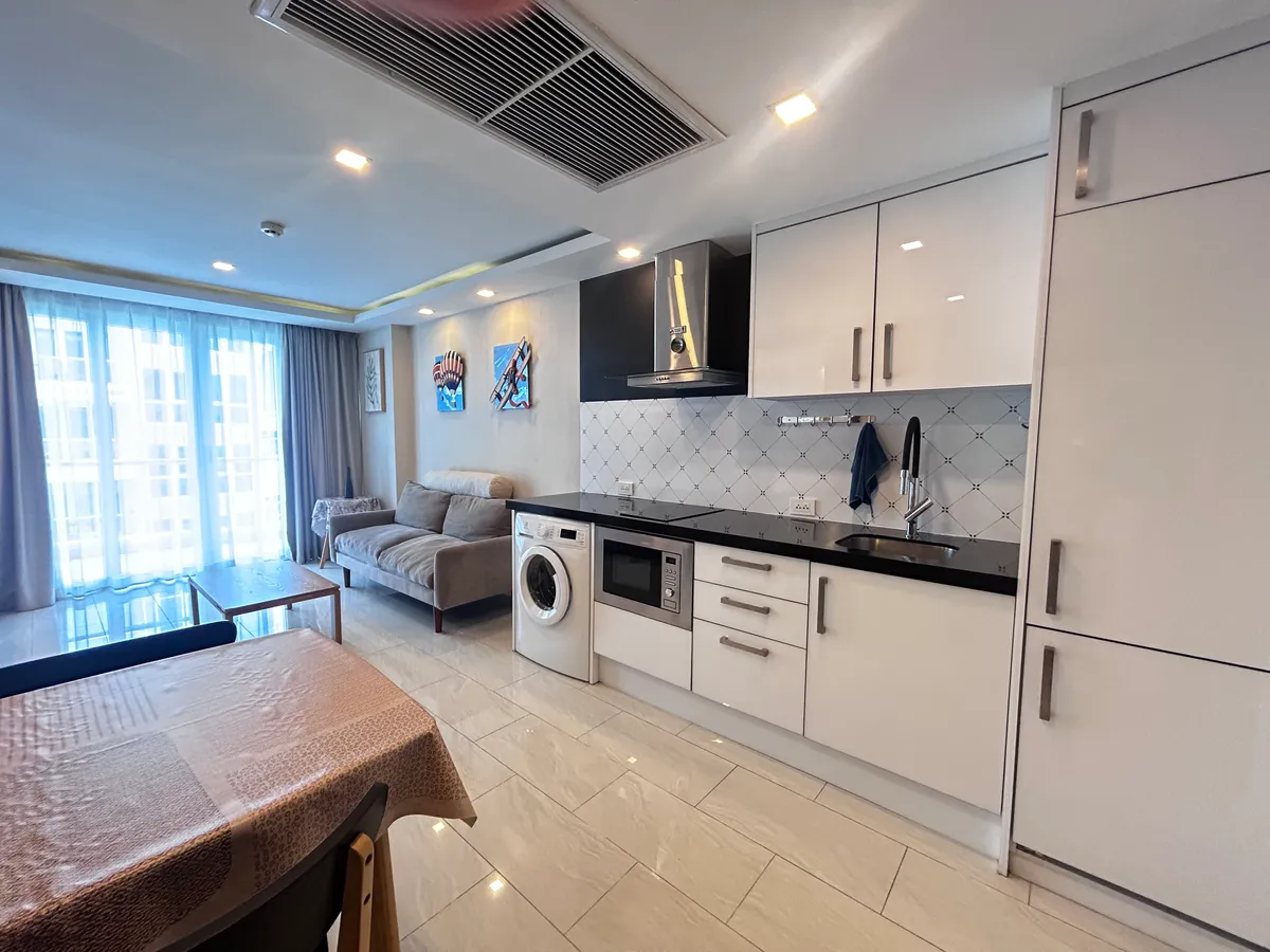1 Bedroom 1 Bathroom Pool View in Grand Avenue Residence