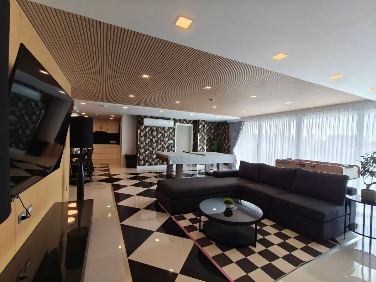 Expansive 2 Bed 2 Bath in Pratumnak For Rent photo 2