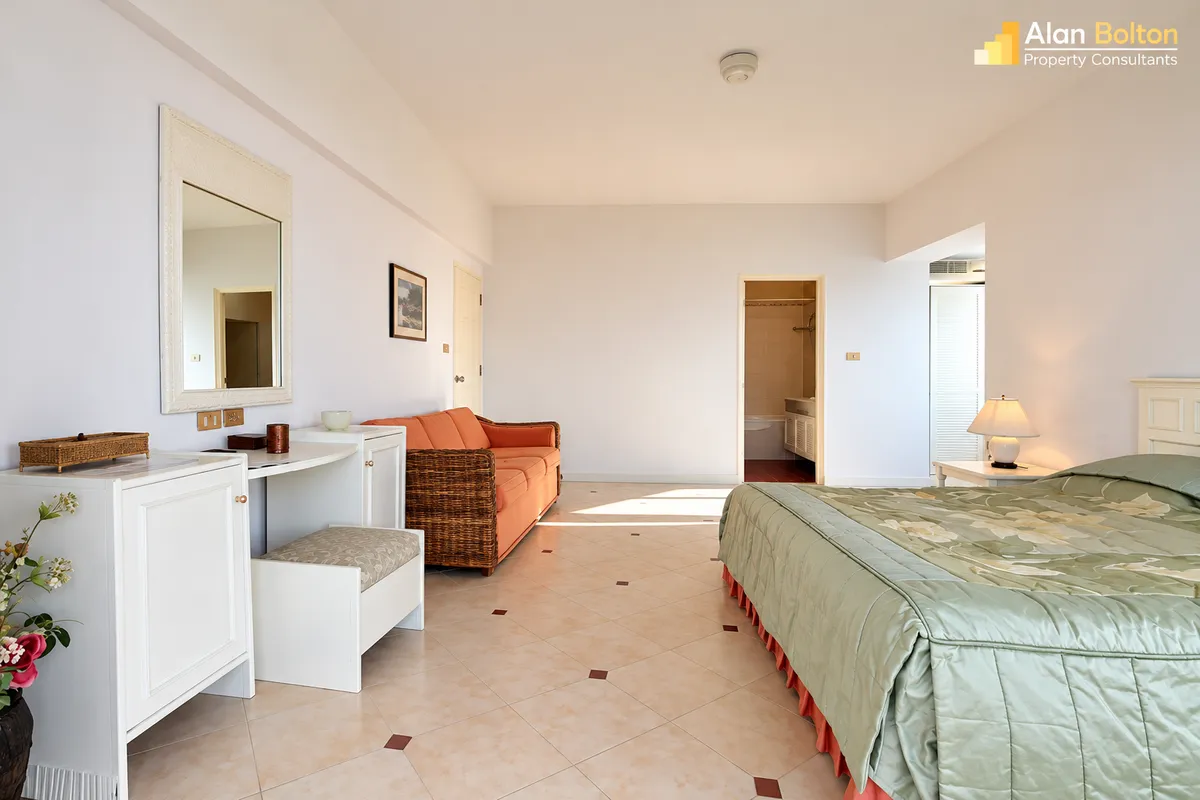 Beachfront Condo For Rent in Sunshine Beach photo 9