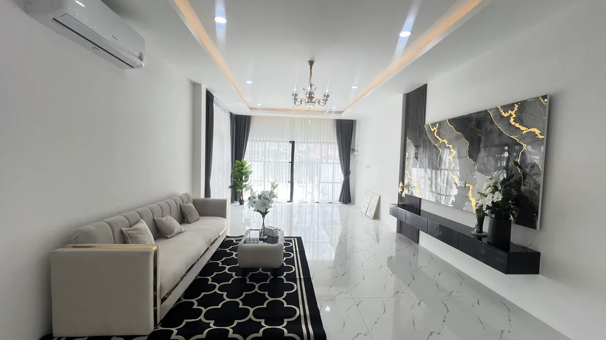 2-storey corner townhome for rent in East pattaya photo 3