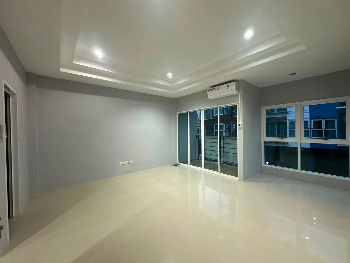 Newly Renovated Two-Bedroom Three-Bathroom Townhouse in East Pattaya Close to Amenities photo 6