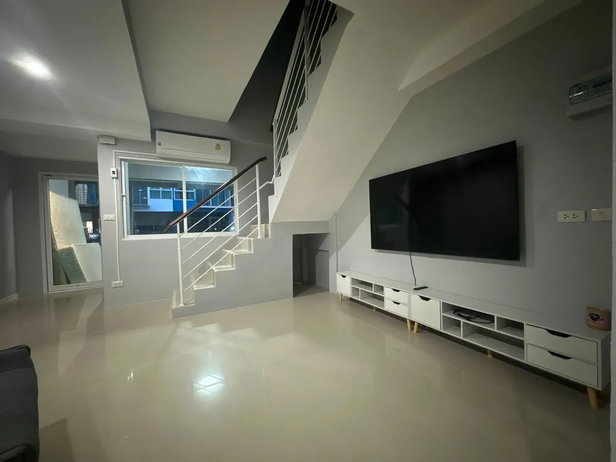 Newly Renovated Two-Bedroom Three-Bathroom Townhouse in East Pattaya Close to Amenities photo 2