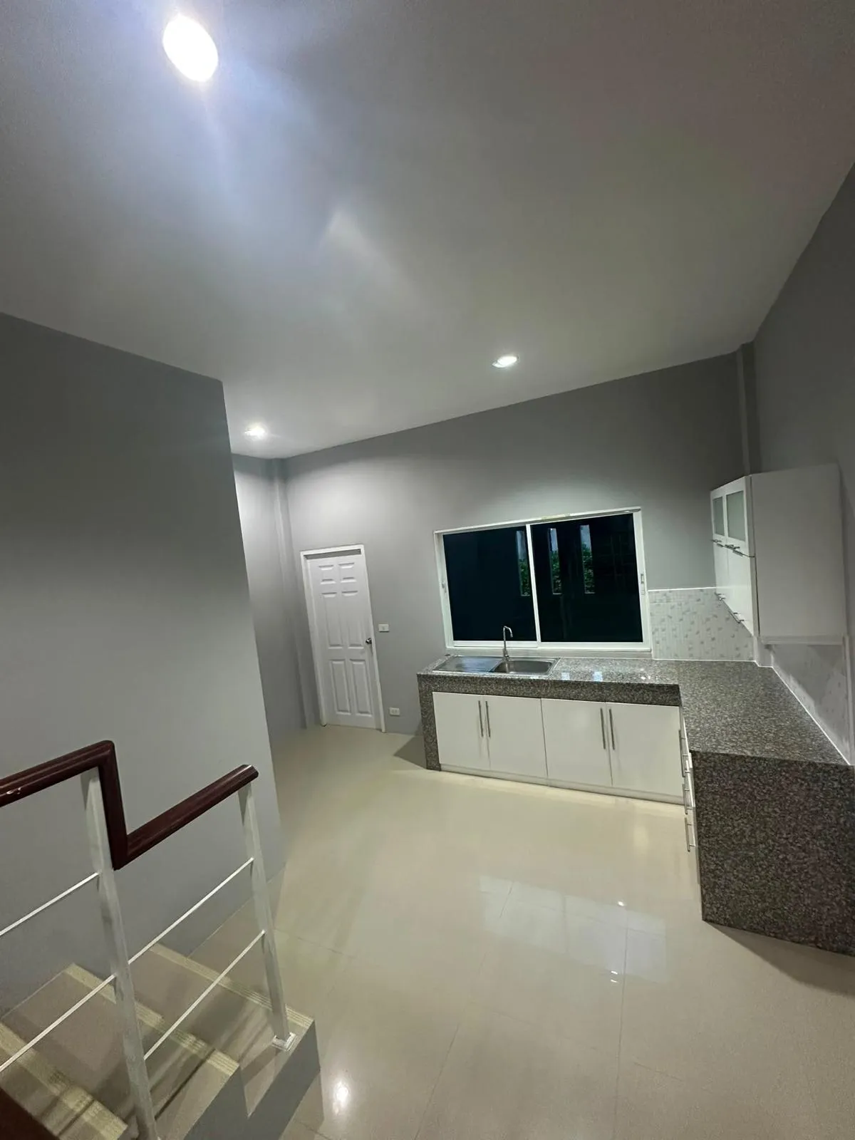 Newly Renovated Two-Bedroom Three-Bathroom Townhouse in East Pattaya Close to Amenities photo 4