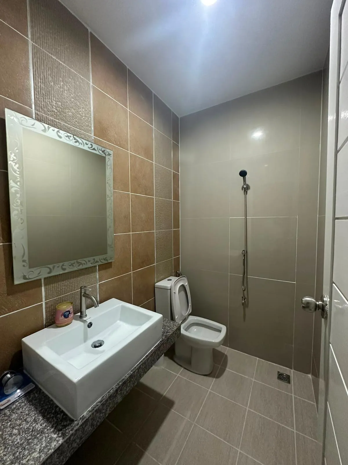Newly Renovated Two-Bedroom Three-Bathroom Townhouse in East Pattaya Close to Amenities photo 8