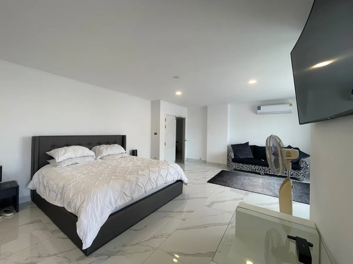 Renovated 230 sqm Bay View Condominium corner unit for Sale photo 8