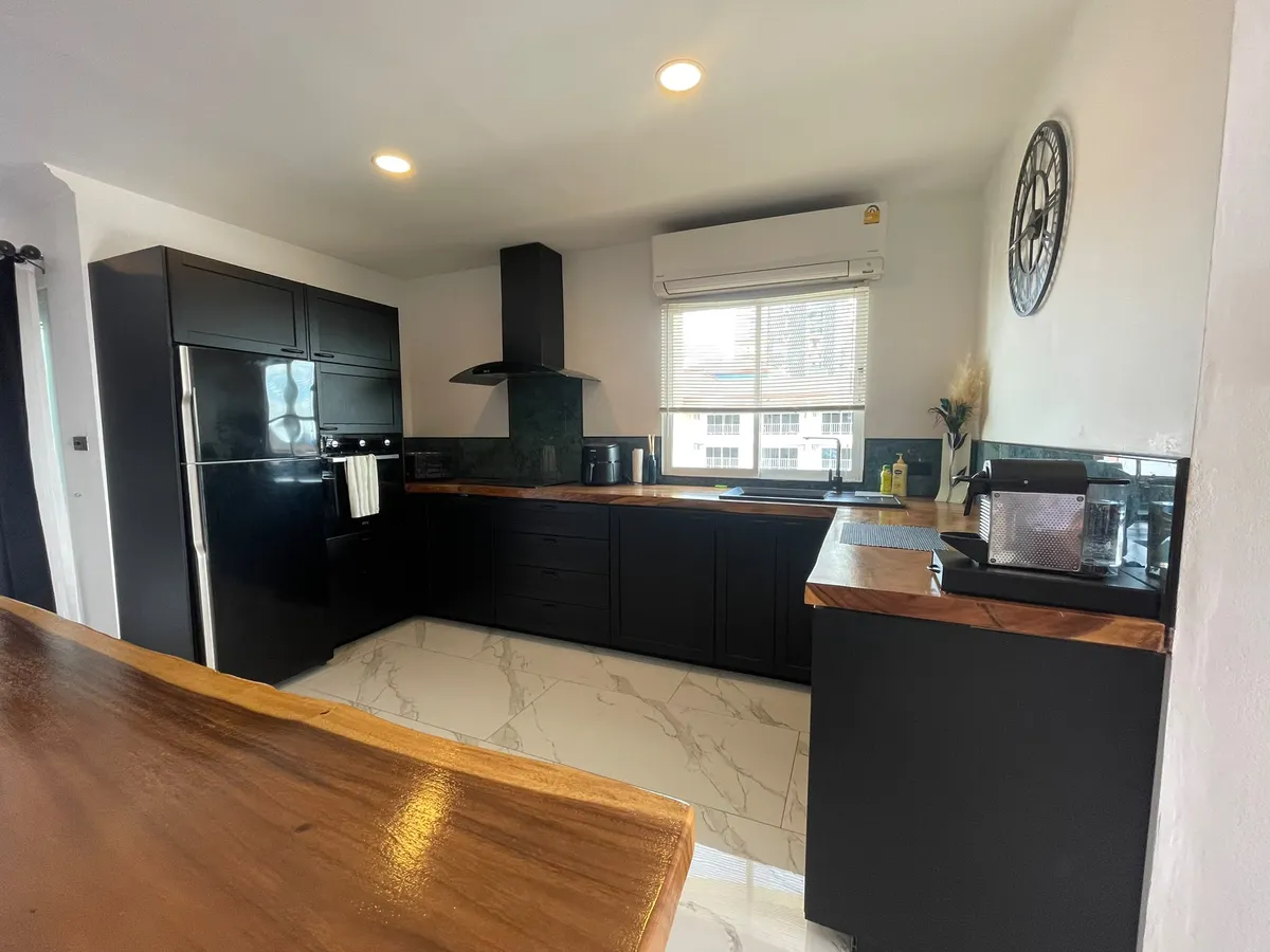 Renovated 230 sqm Bay View Condominium corner unit for Sale photo 6