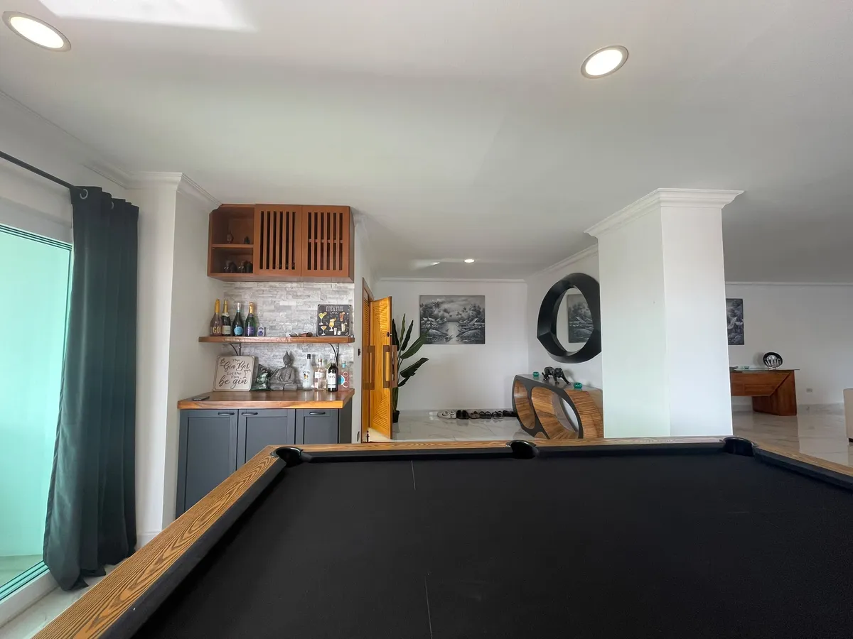 Renovated 230 sqm Bay View Condominium corner unit for Sale photo 2