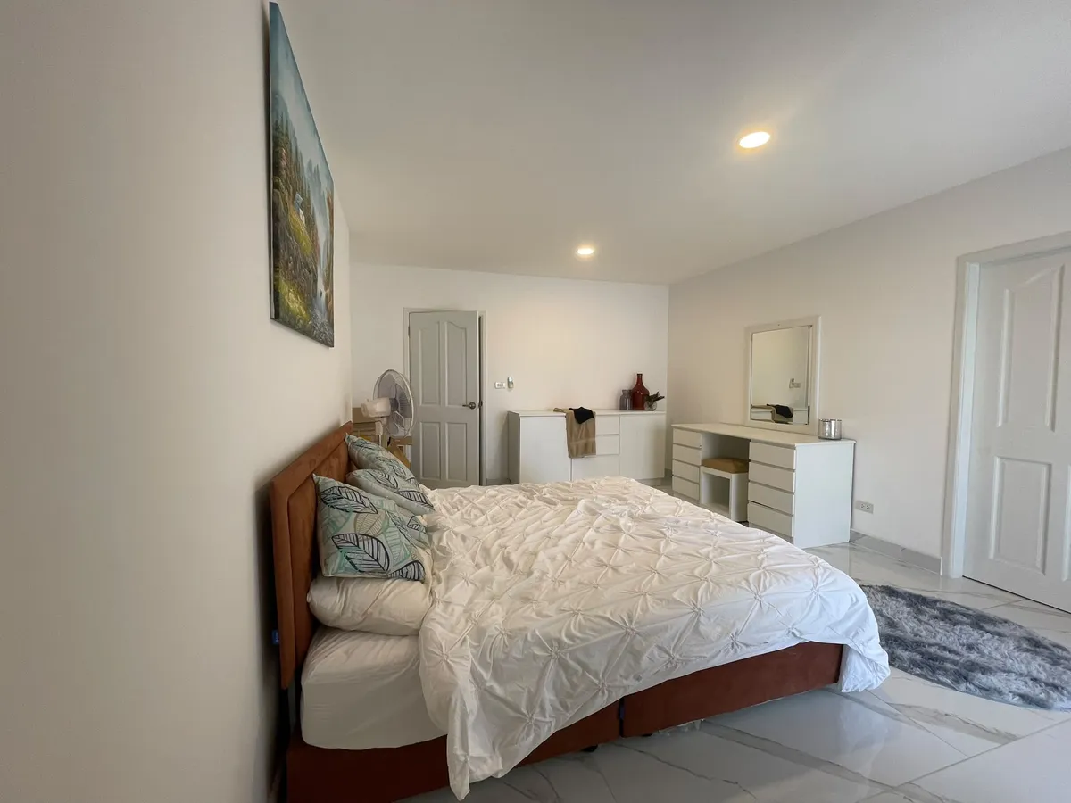 Renovated 230 sqm Bay View Condominium corner unit for Sale photo 11