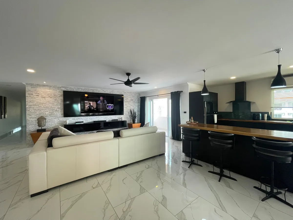 Renovated 230 sqm Bay View Condominium corner unit for Sale photo 5
