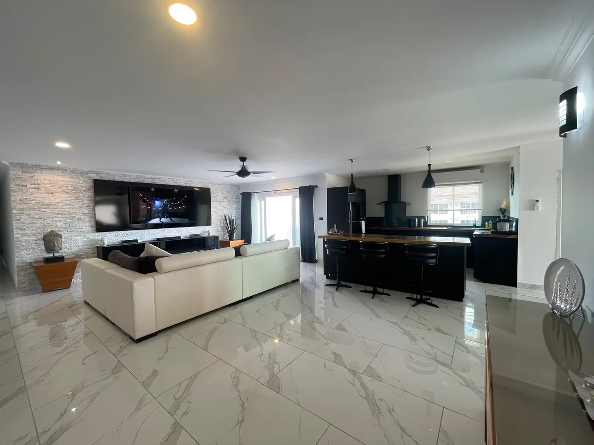 Renovated 230 sqm Bay View Condominium corner unit for Sale