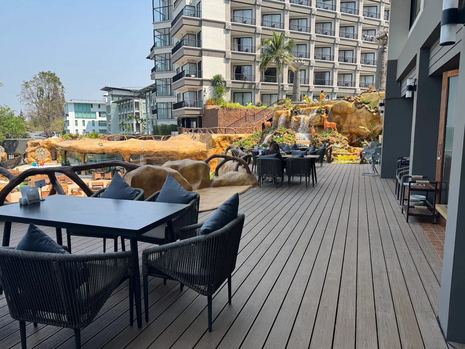 Blue Dragon Cafe & Beach Club Pattaya 芭堤雅蓝麒麟海景餐厅