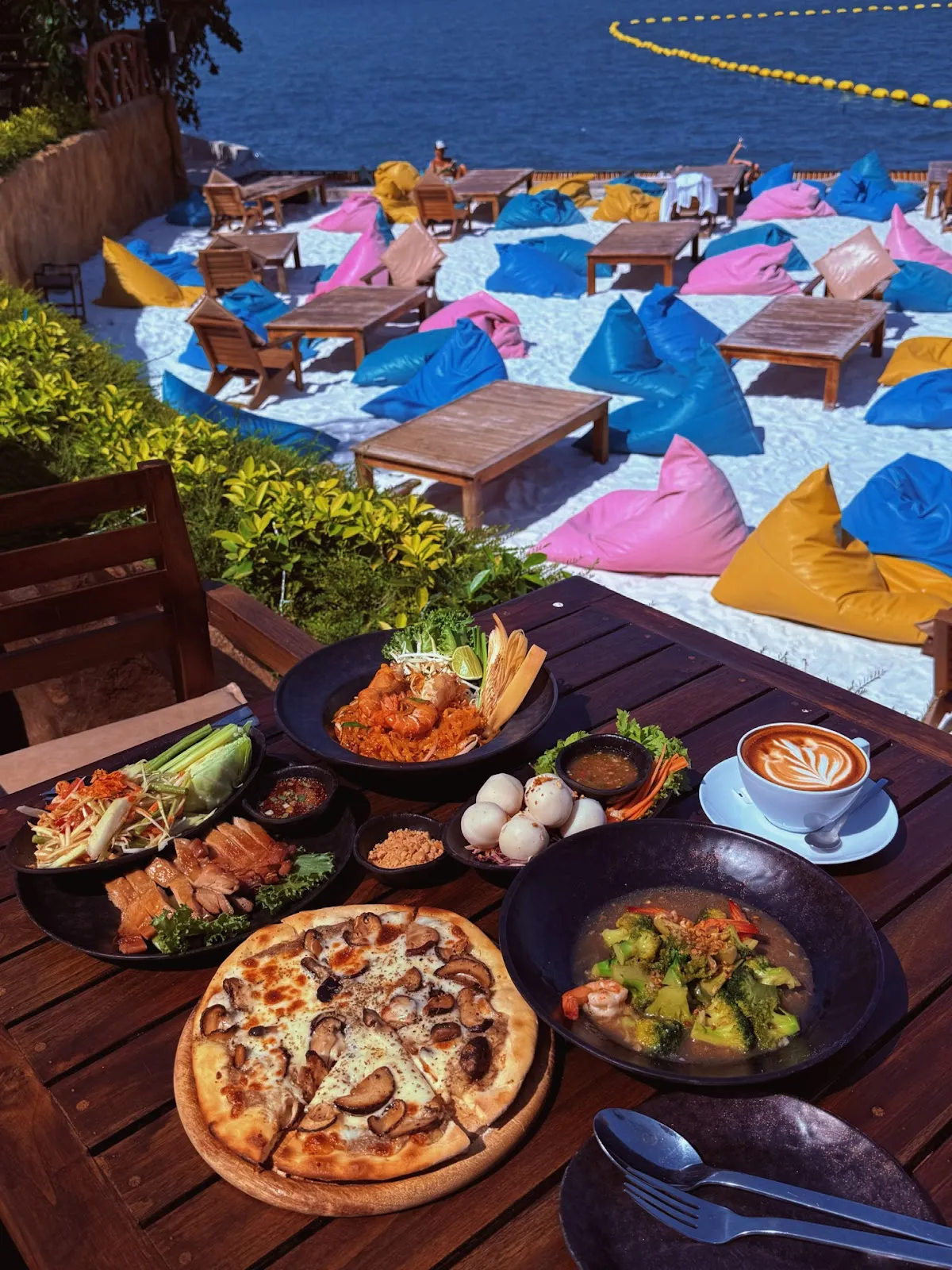 Blue Dragon Cafe & Beach Club Pattaya 芭堤雅蓝麒麟海景餐厅