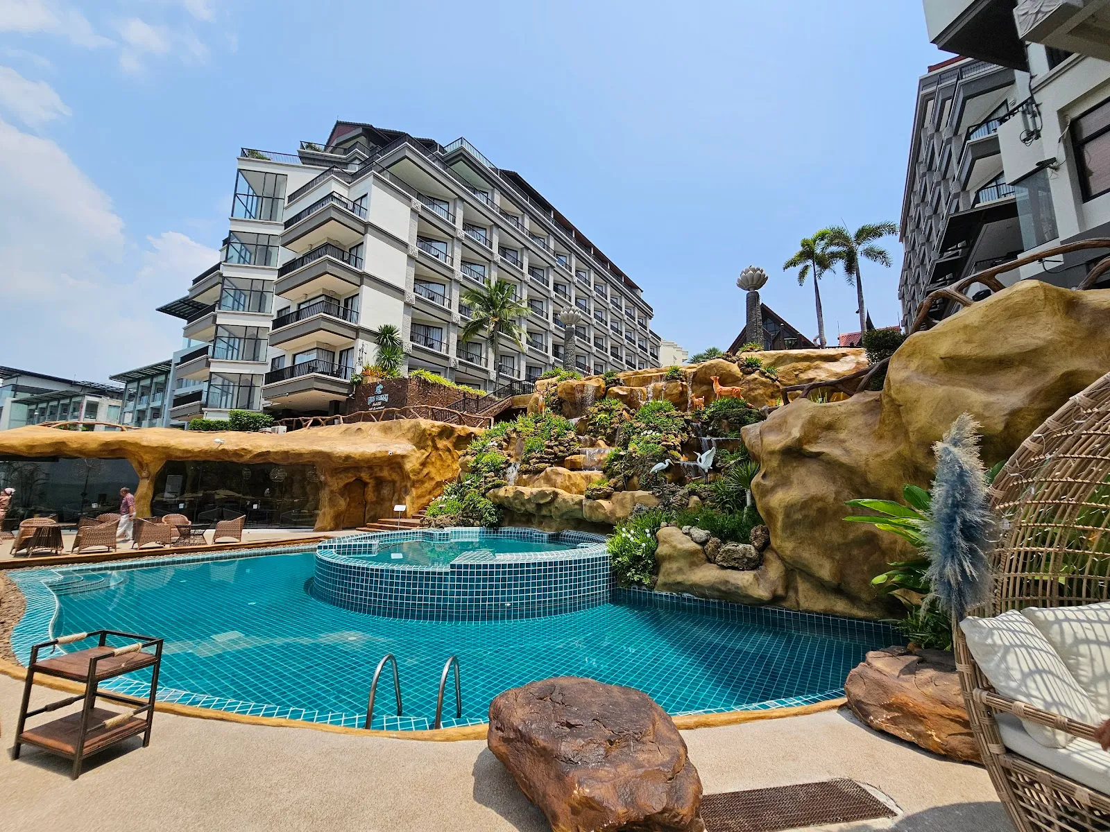 Blue Dragon Cafe & Beach Club Pattaya 芭堤雅蓝麒麟海景餐厅