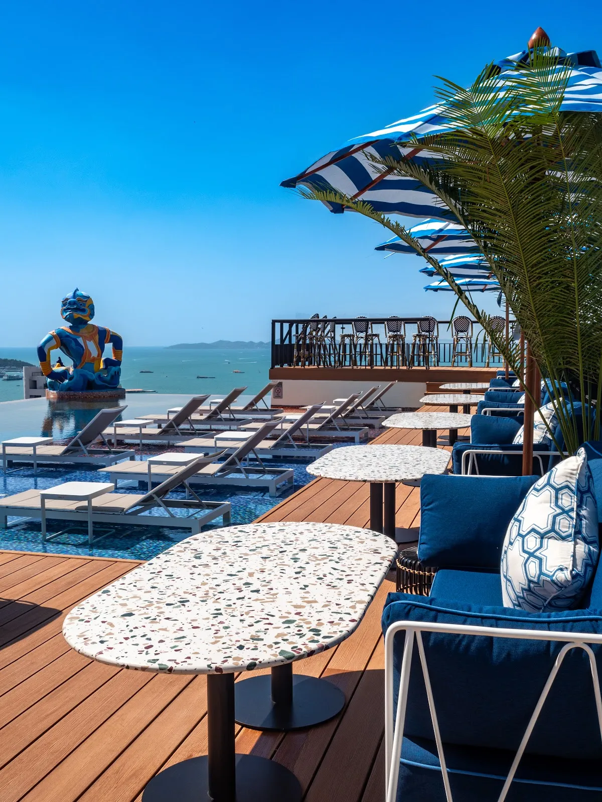 Skybar Summer Club - Pattaya Restaurant and Rooftop Bar