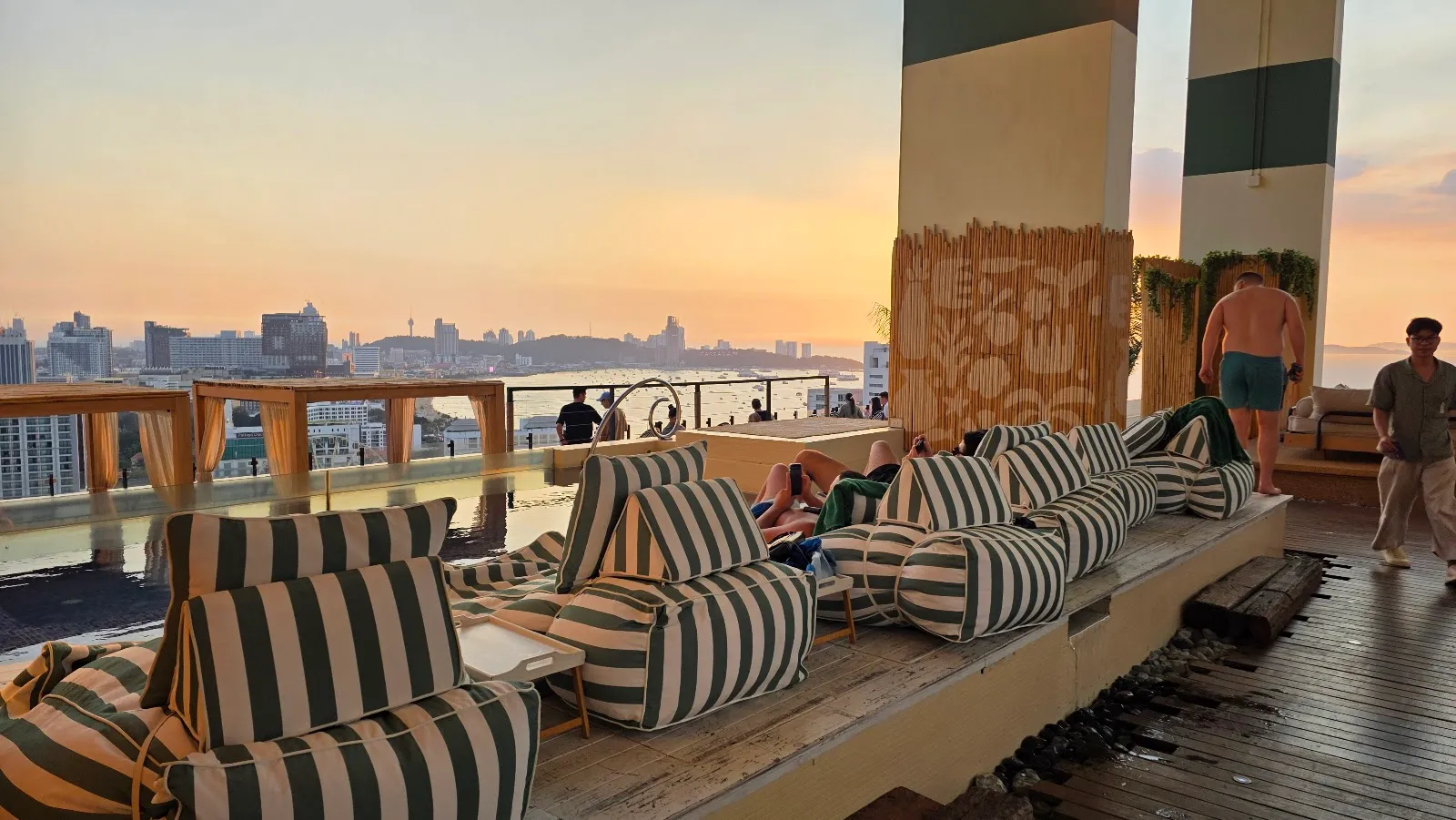 Skybar Summer Club - Pattaya Restaurant and Rooftop Bar