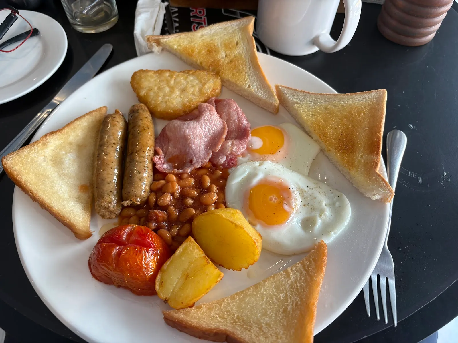 Sports Bar Pattaya - I-Rovers Sports Bar, Restaurant & Guesthouse