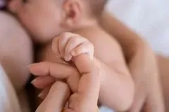 ¿Por qué mi bebé quiere estar siempre al pecho?