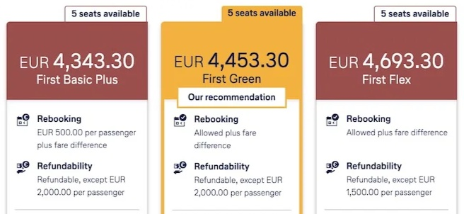 Screenshot mit einem Vergleich der Lufthansa First Class-Tarife (Basic Plus, Green, Flex), der hohe Rückerstattungsgebühren aufzeigt.