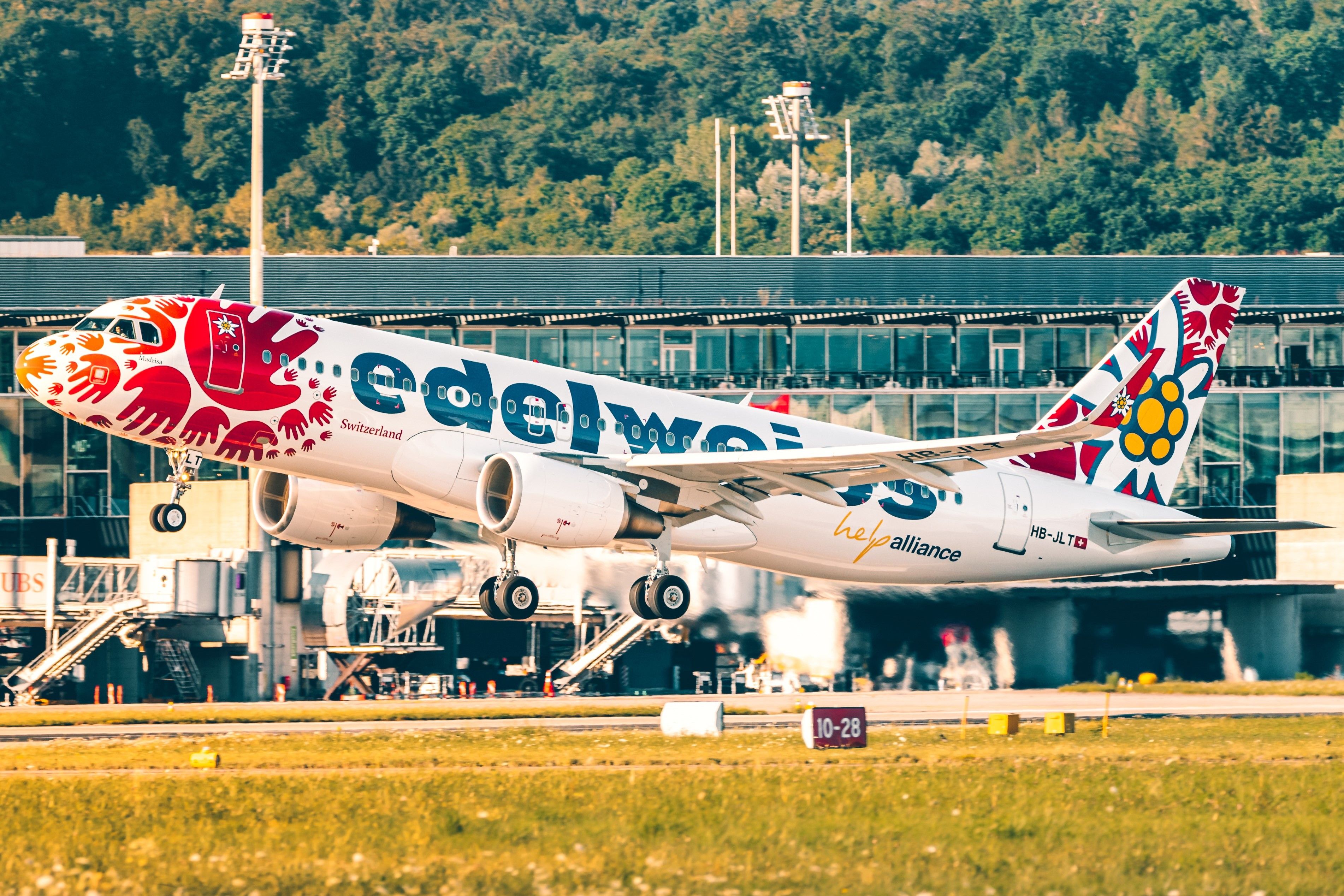 Edelweiss Air A320 startet mit Sonderlackierung zur Förderung der Help Alliance.
