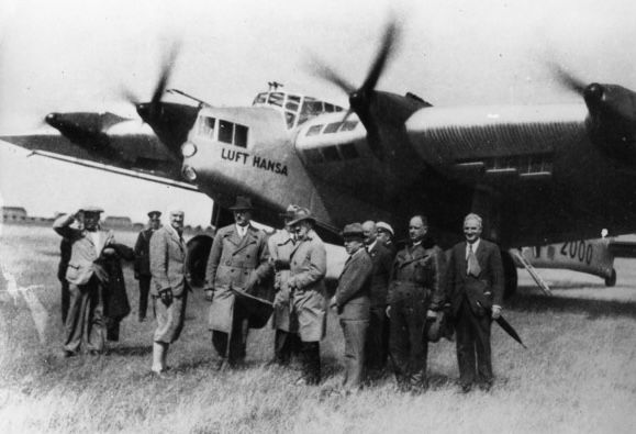 Mitglieder der Nationalsozialistischen Partei vor einem Lufthansa-Flugzeug.