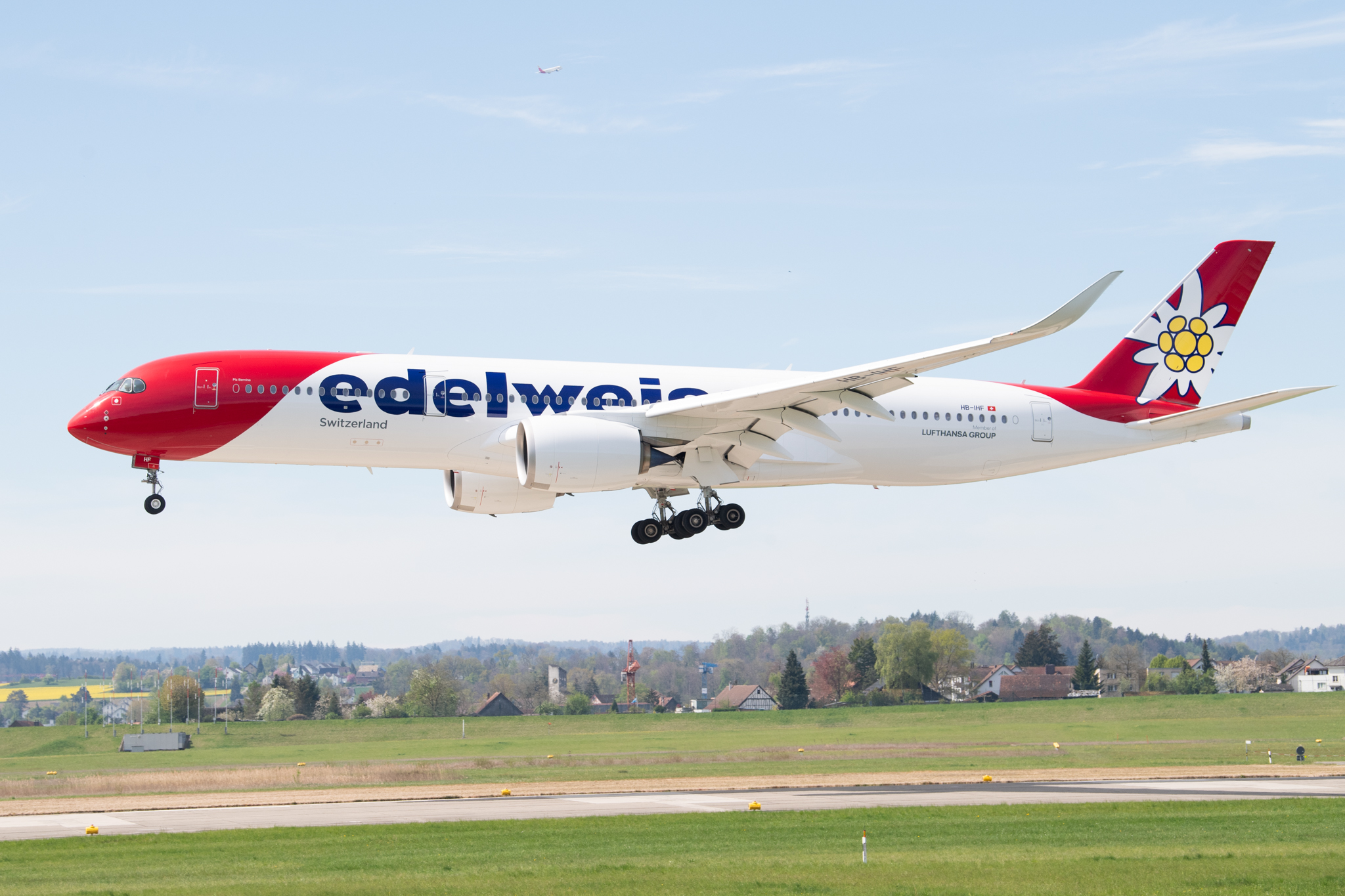 Edelweiss Air A350 landet; rot-weiße Lackierung, Schweizer Flagge, Edelweißblume auf dem Leitwerk.