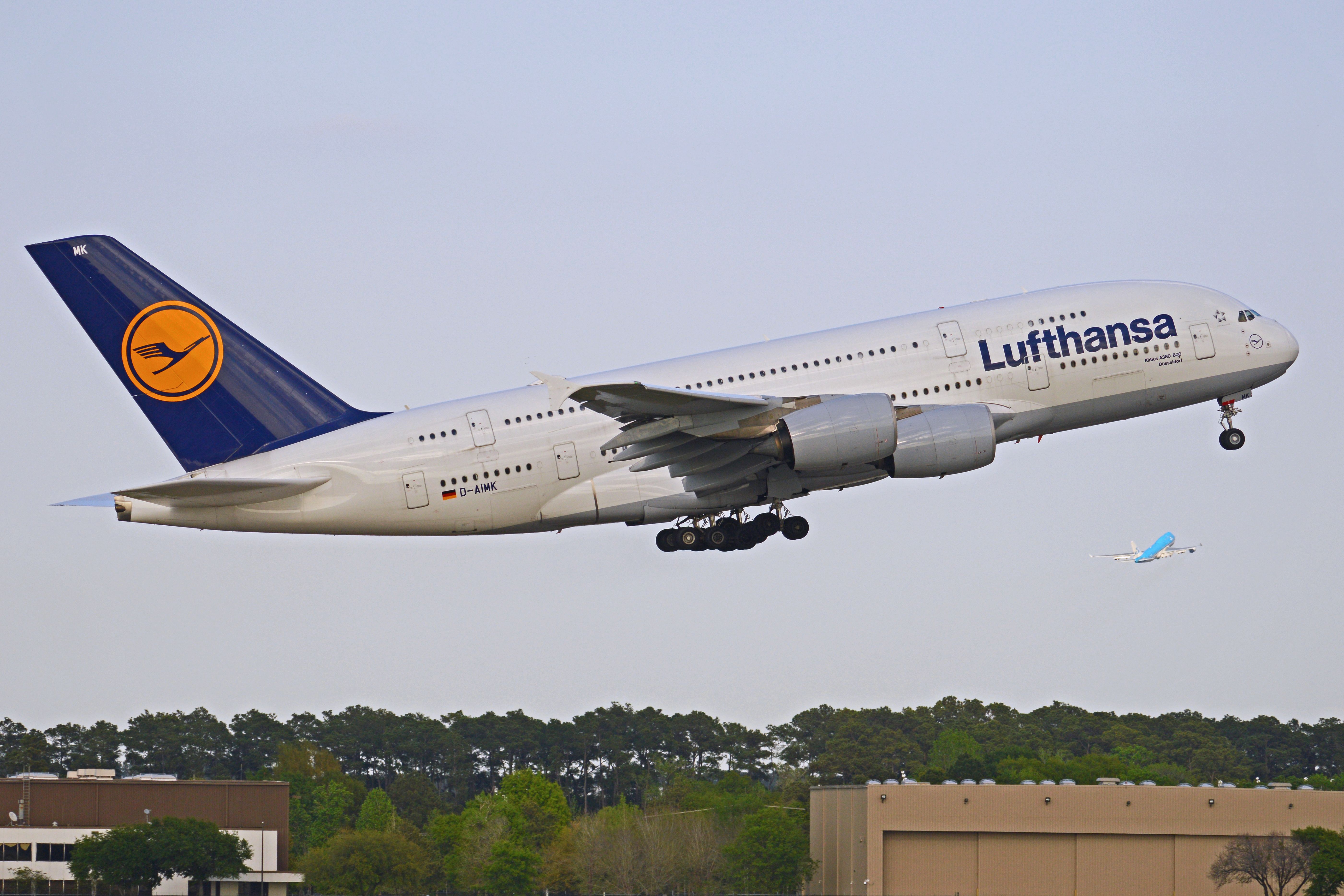 Lufthansa A380 beim Start, ein anderes Flugzeug im Hintergrund sichtbar.