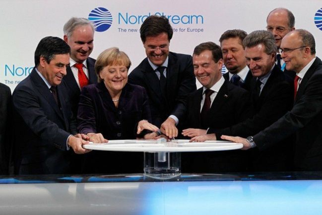 Johannes Teyssen bei der Eröffnungszeremonie der Nord Stream im Jahr 2011 mit Angela Merkel, Dmitri Medwedew und anderen