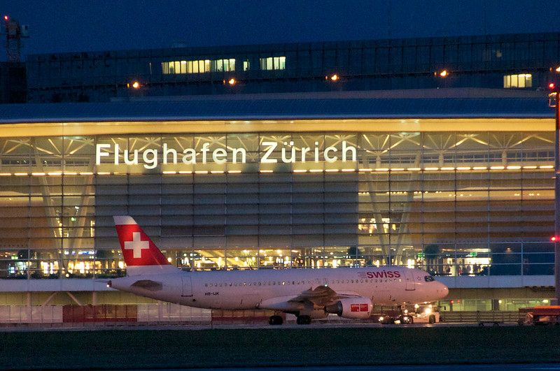 Ein Flugzeug der SWISS am Flughafen Zürich